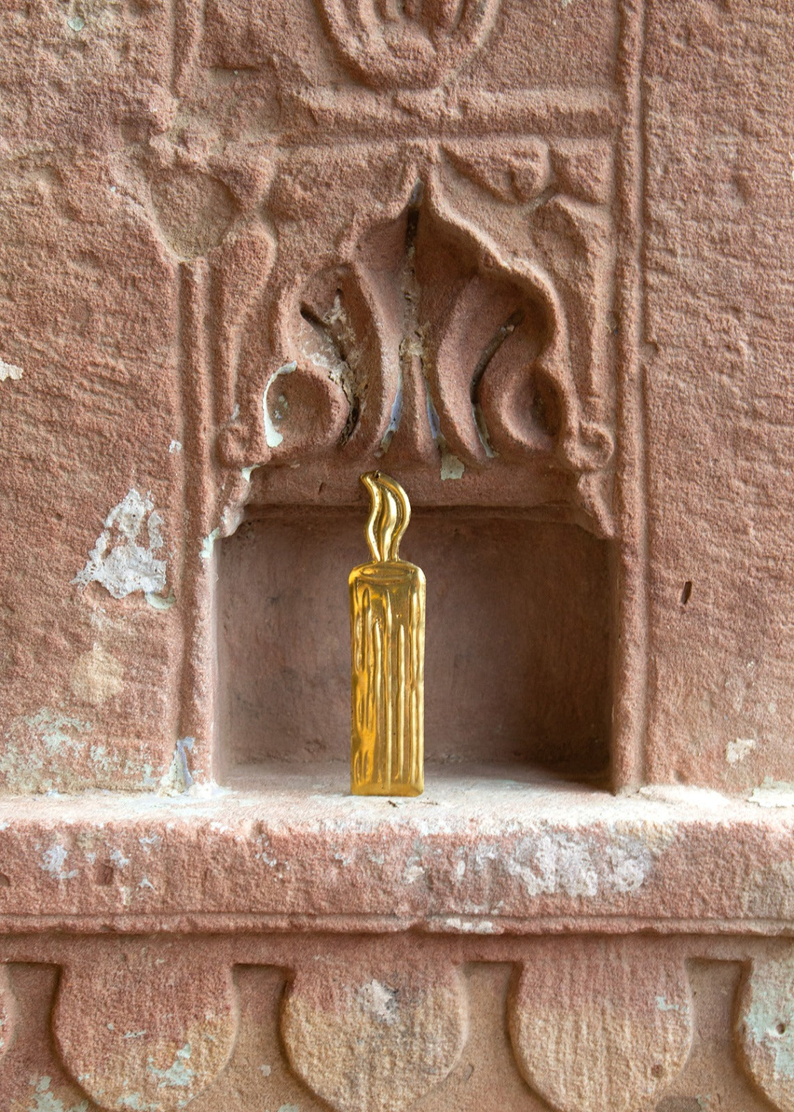 Ex-Voto Hand mit Herz-Spiegel-Ornament