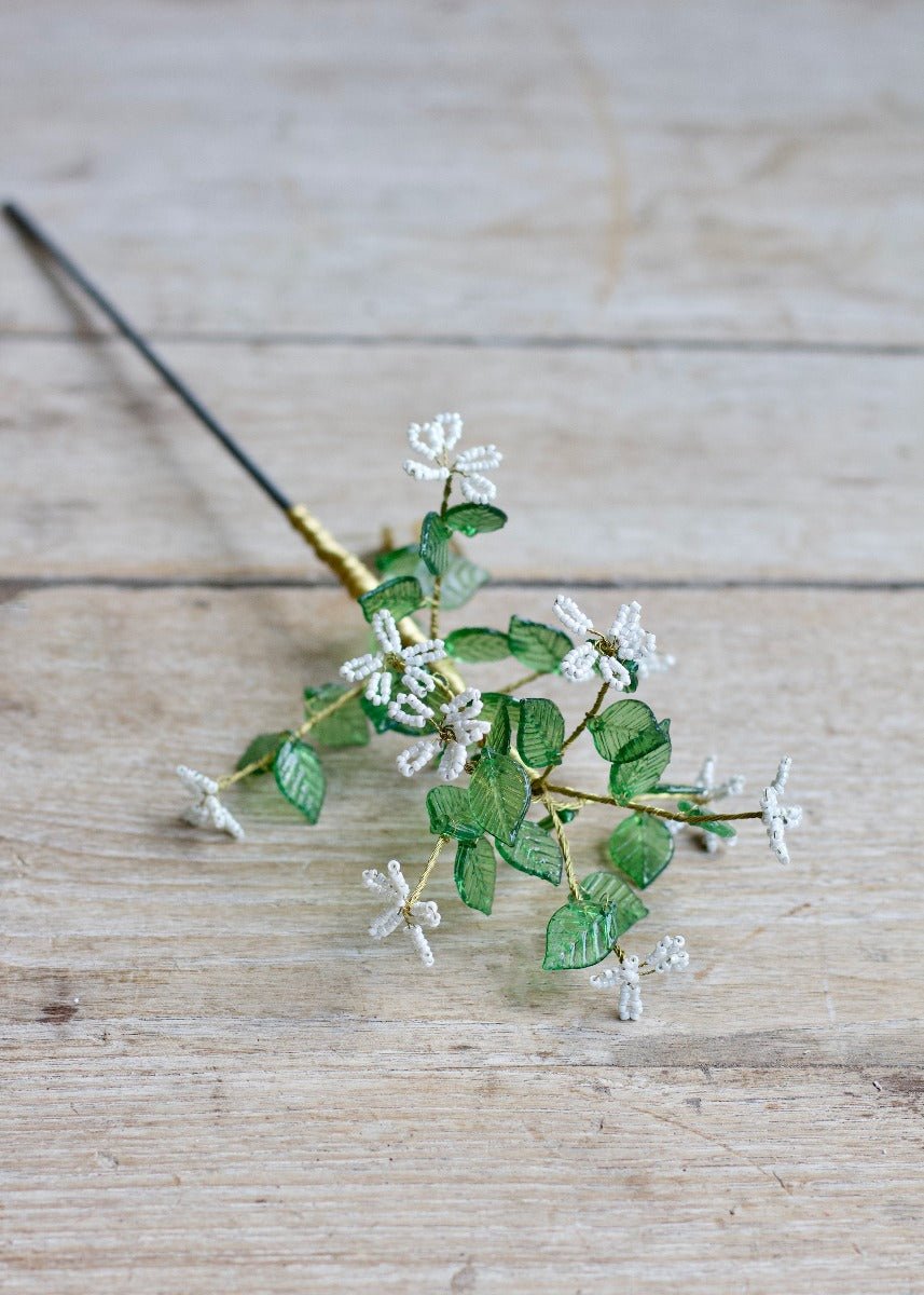 Fleurs et feuilles vertes