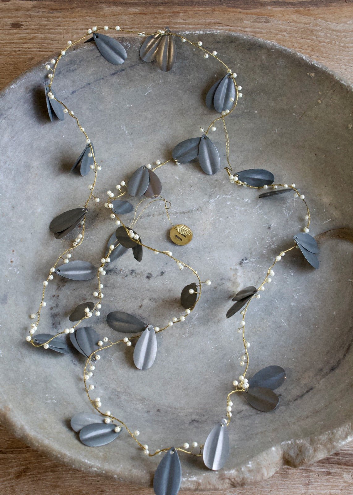 Guirlande perles blanches et zinc EW-5240