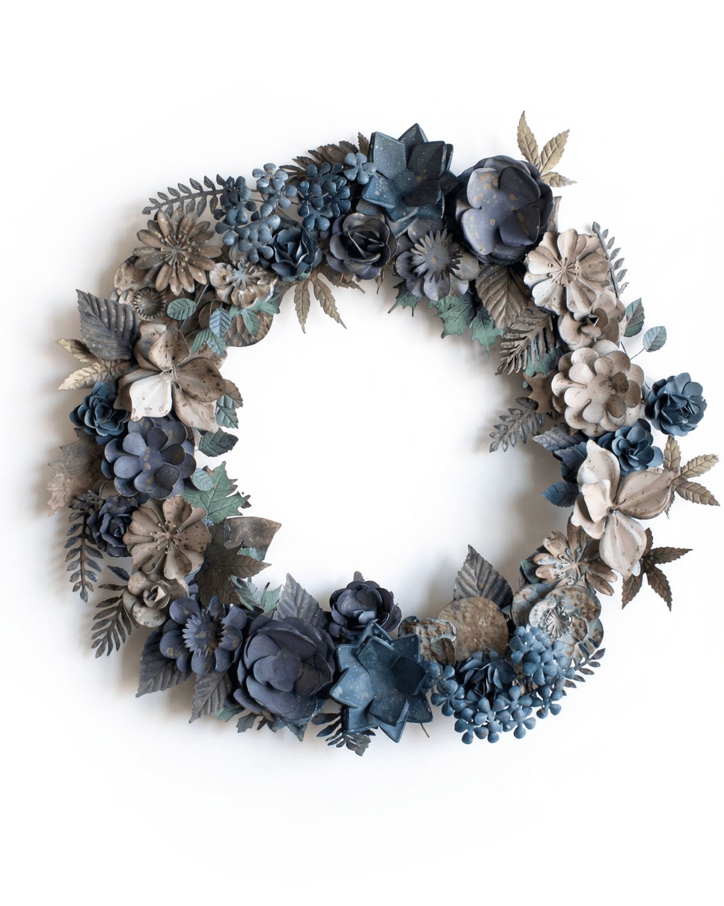 Handgemaakte metalen bloemenkrans in zachte blauw- en groentinten
