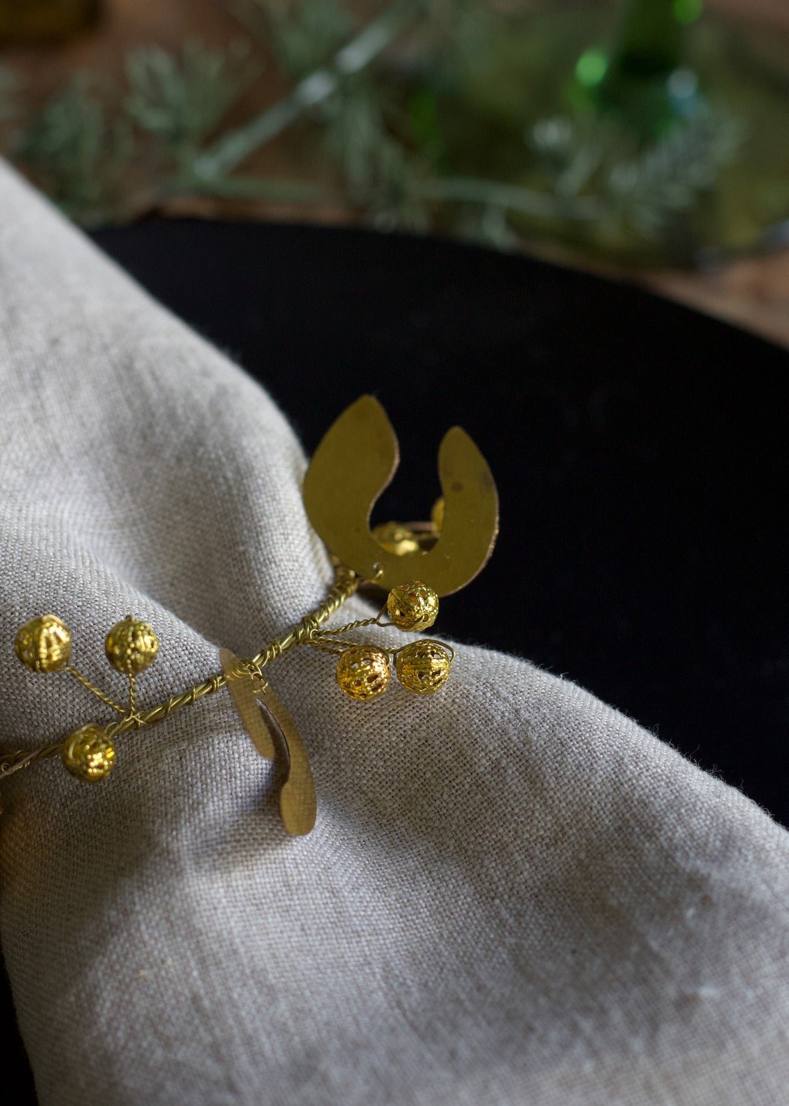 Napkin ring mistletoe gold-colored berries