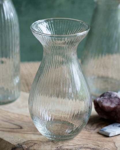 Kleine gebogene geriffelte Glasvase