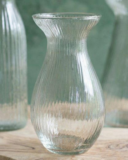 Kleine gebogene geriffelte Glasvase