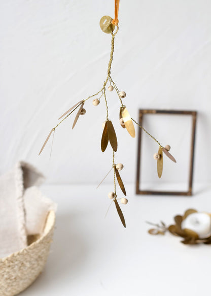Astschmuck mit Holzperlen