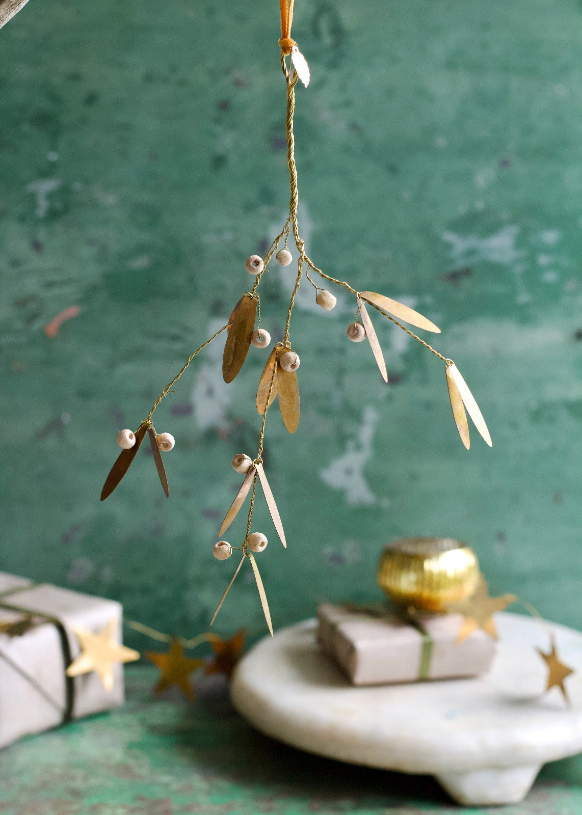 Astschmuck mit Holzperlen