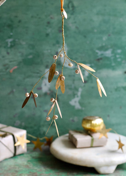 Astschmuck mit Holzperlen