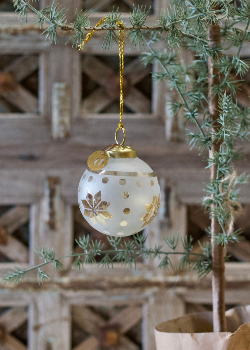 Kerstbal met mat ontwerp