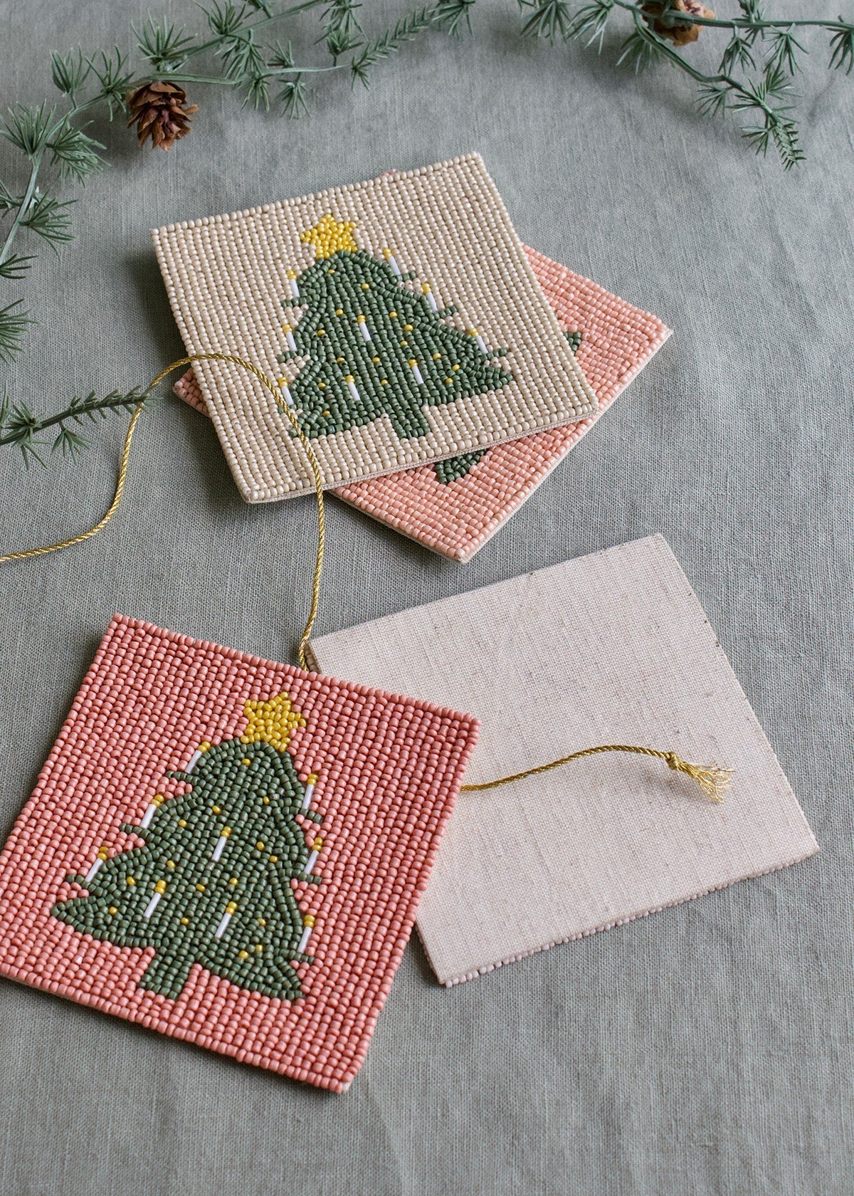 Set van 4 kralen onderzetters met kerstboomontwerp