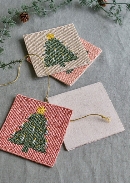 Set van 4 kralen onderzetters met kerstboomontwerp