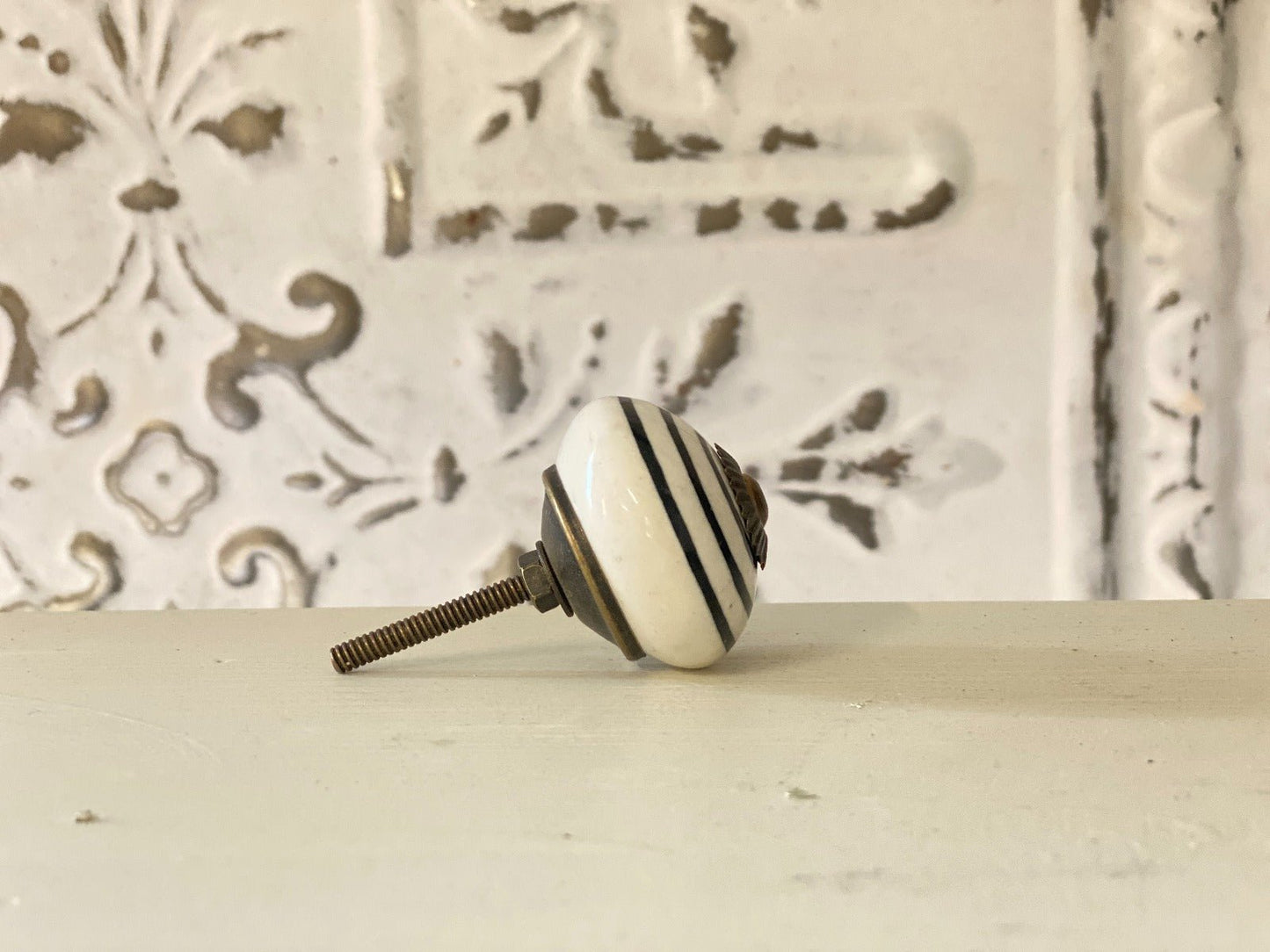 Keramische knop met zwarte lijn