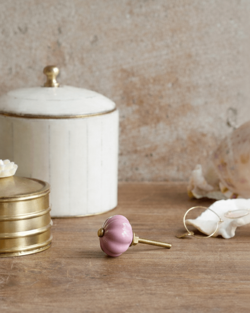 Keramische knop in stoffig roze met bloemenmotief