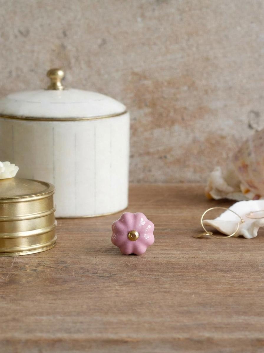 Keramische knop in stoffig roze met bloemenmotief