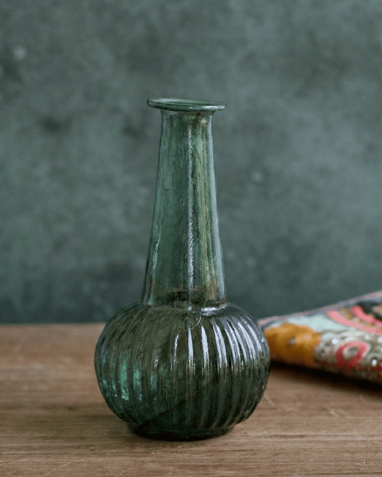 Smaragdgrüne geriffelte Blumenvase