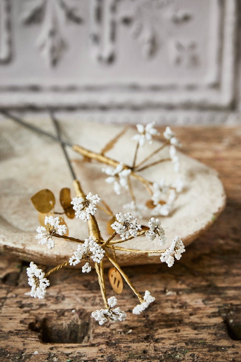 Bloem van witte kralen