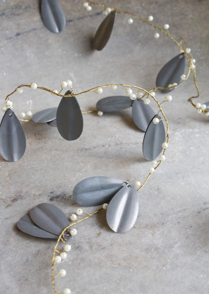 Guirlande perles blanches et zinc EW-5240