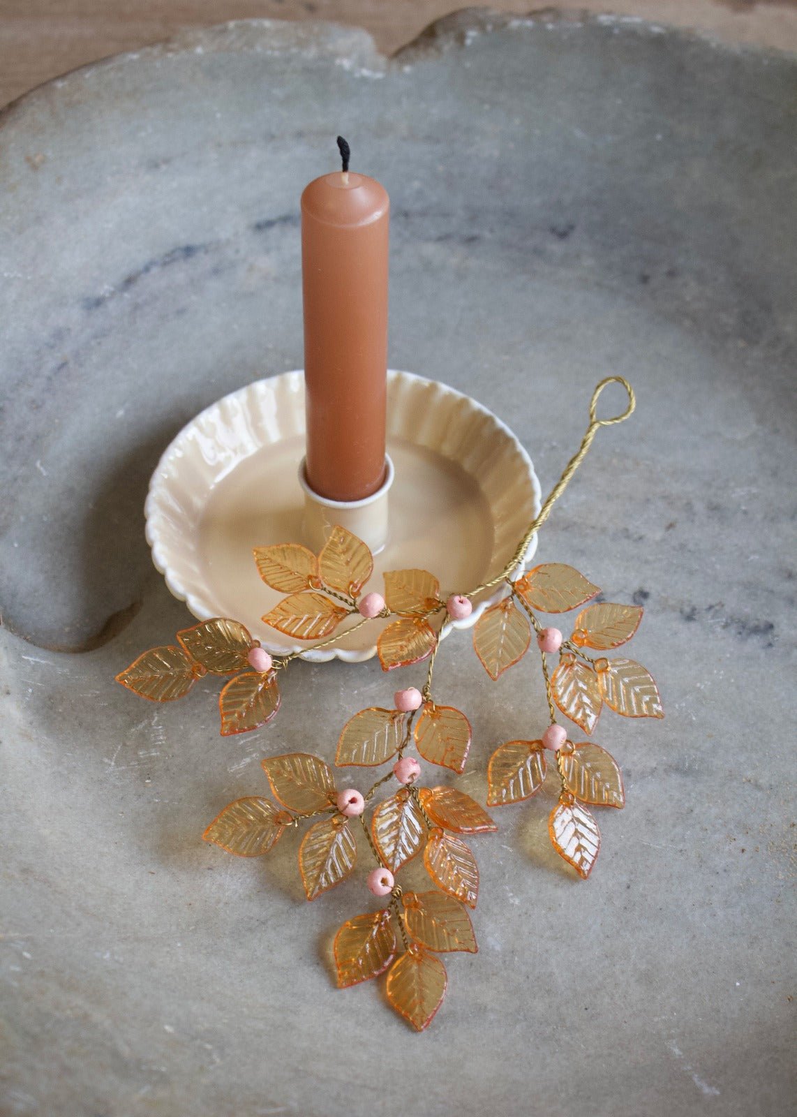 Goudkleurige blaadjes met roze kralen