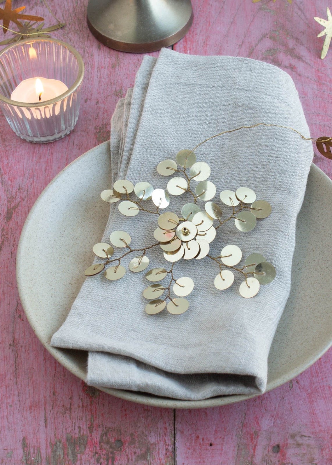 Handgemaakt messingkleurig paillette sneeuwvlokornament