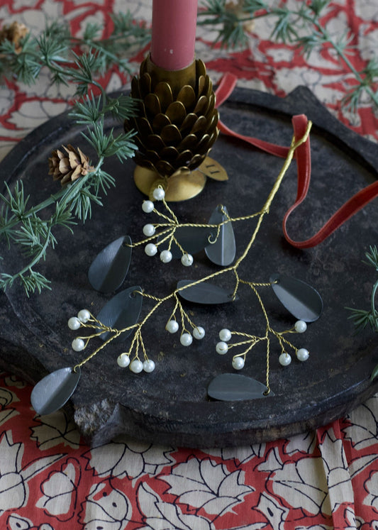 Bouquet de feuilles de zinc et de perles de nacre