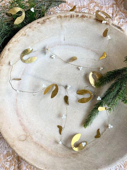 Mistletoe garland brass