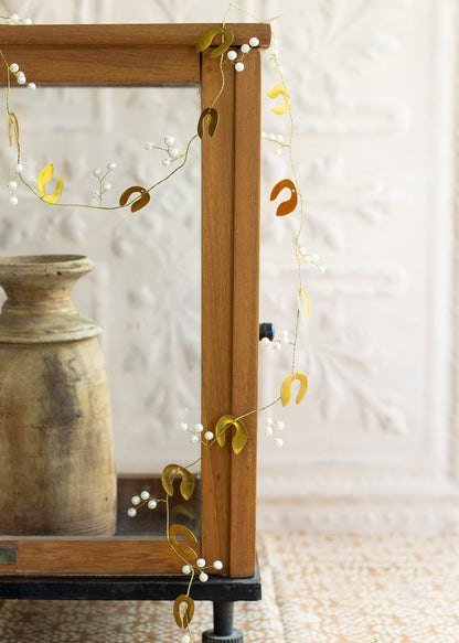 Mistletoe & pearls garland