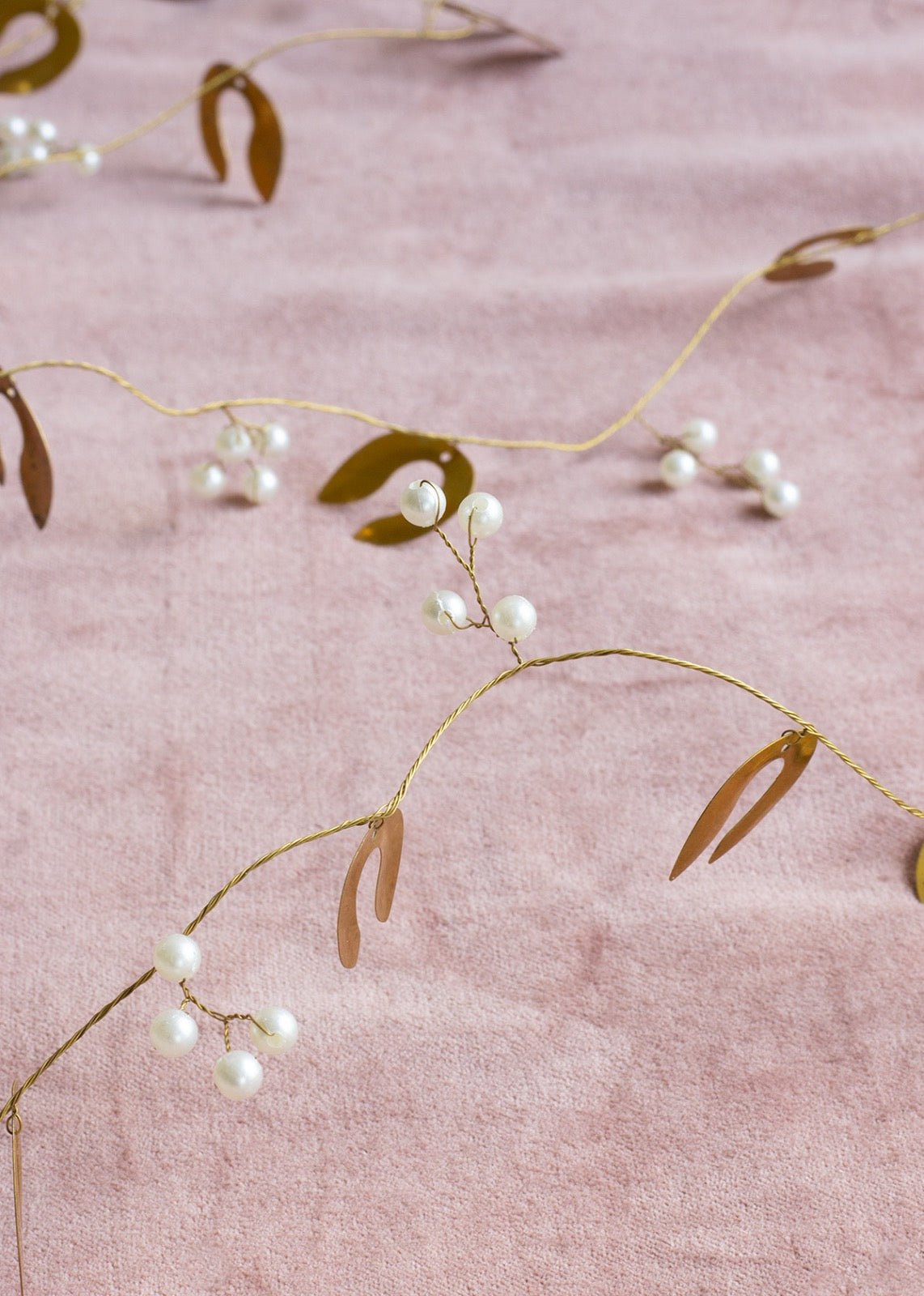 Mistletoe & pearls garland