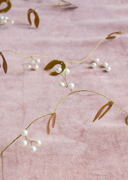 Mistletoe & pearls garland