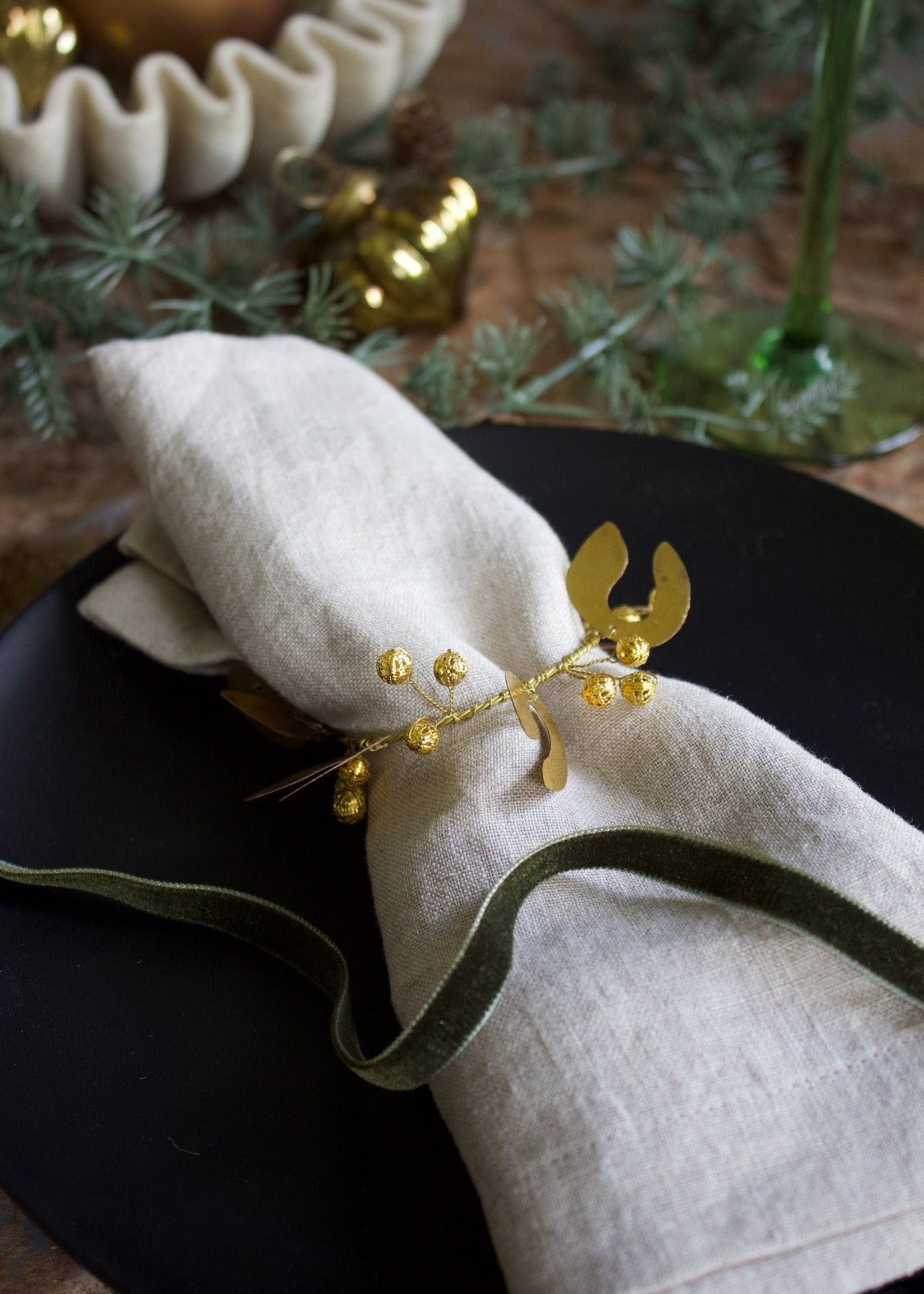 Napkin ring mistletoe gold-colored berries