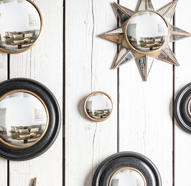 Kleine bolle spiegel met messing frame