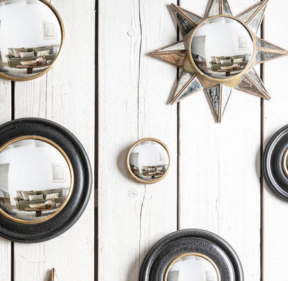 Kleine bolle spiegel met messing frame