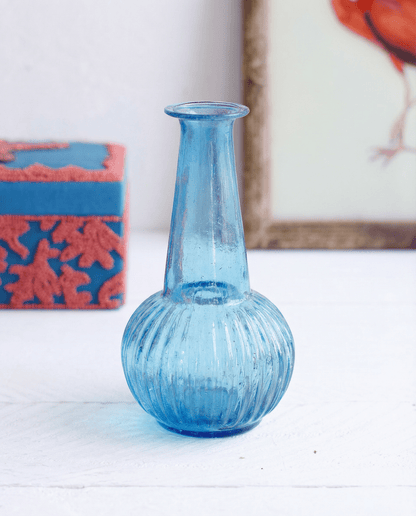 Handgemaakt vaasje lichtblauw glas