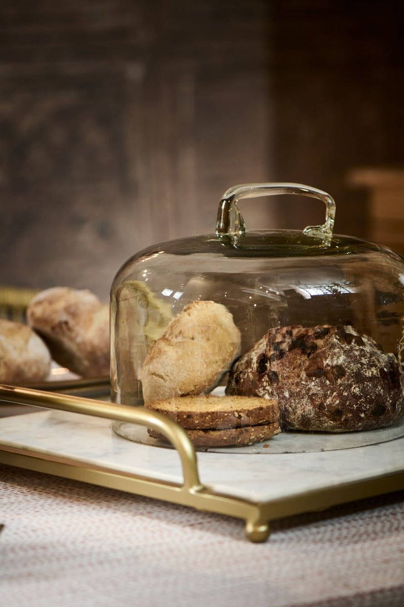 Weiße Marmorschale mit goldenen Griffen