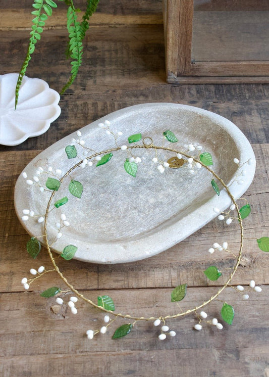 Couronne de feuilles vertes et de perles blanches