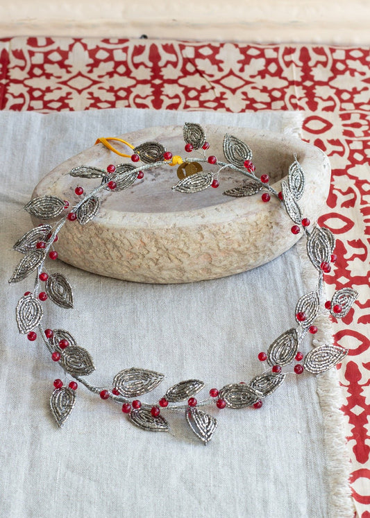Couronne de feuilles d'argent et baies rouges EW-4545A